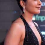 Raashi_Khanna_milky_bare_back