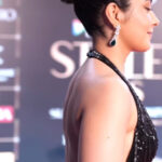 Raashi_Khanna_milky_bare_back (2)